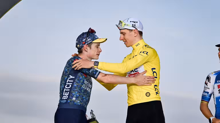 Jonas Vingegaard y Tadej Pogacar se saludan