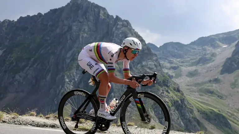 Tadej Pogacar descendiendo el Tourmalet