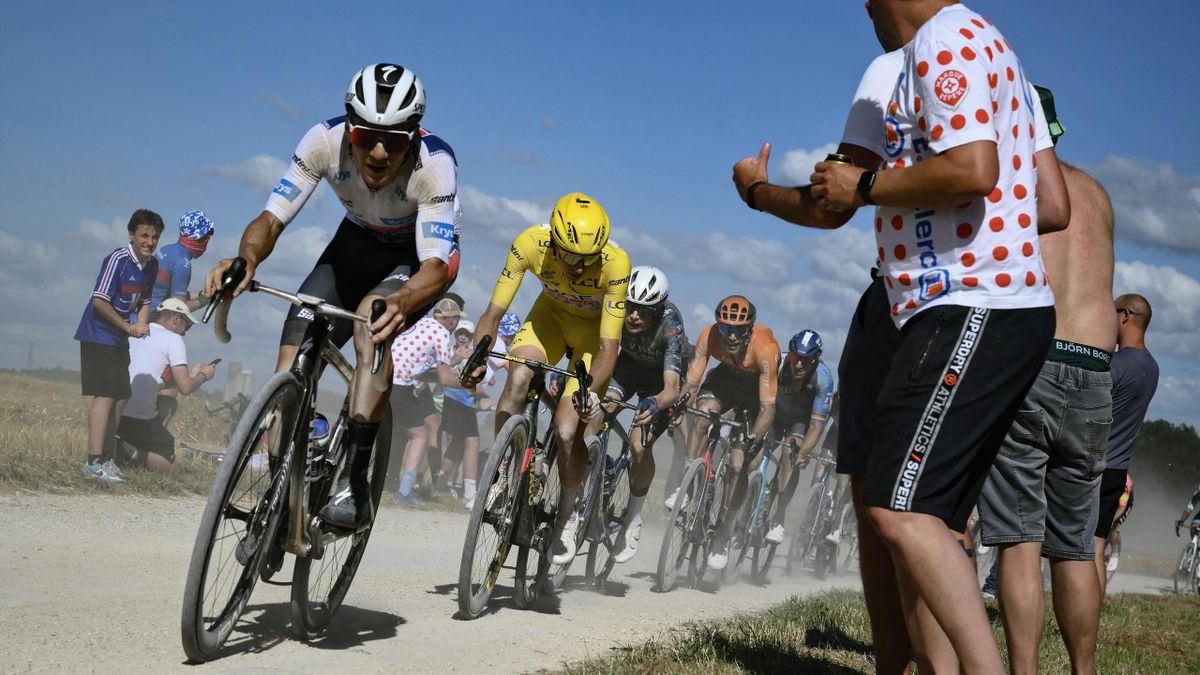 Evenepoel tira del grupo en el sterrato