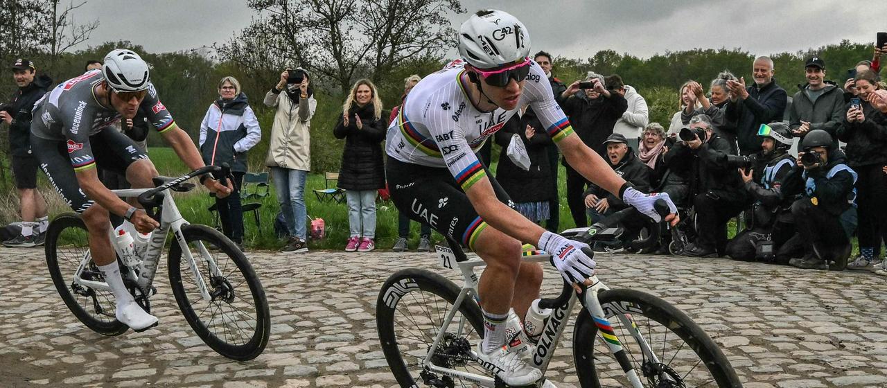 Tadej Pogacar y Mathieu van der Poel en la París-Roubaix