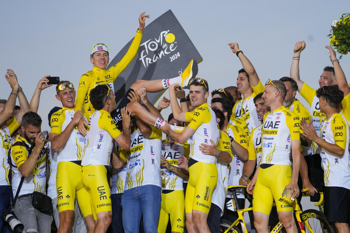 Tadej Pogacar festeja el triunfo en el Tour de Francia de 2025 junto a sus compañeros del UAE.
