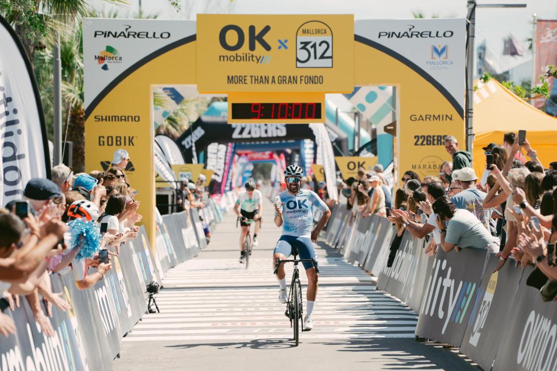Alberto Contador entra en la meta de la marcha cicloturista Mallorca 312.