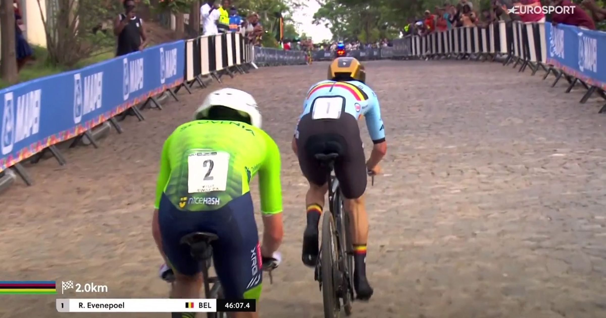 Remco Evenepoel doblando a Tadej Pogacar en el mundial contrarreloj en Ruanda 2025