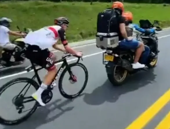 Tadej Pogaca es ayudado por una moto
