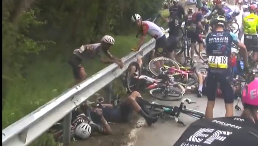 Caída masiva en la 2ª etapa del Giro de Italia en la que se vieron implicados los ciclista del UAE Adam Yates, Jay Vine y Marc Soler