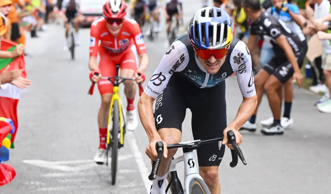 Tom Pidcock lanza un ataque a Jonas Vingegaard en la Vuelta a España de 2025