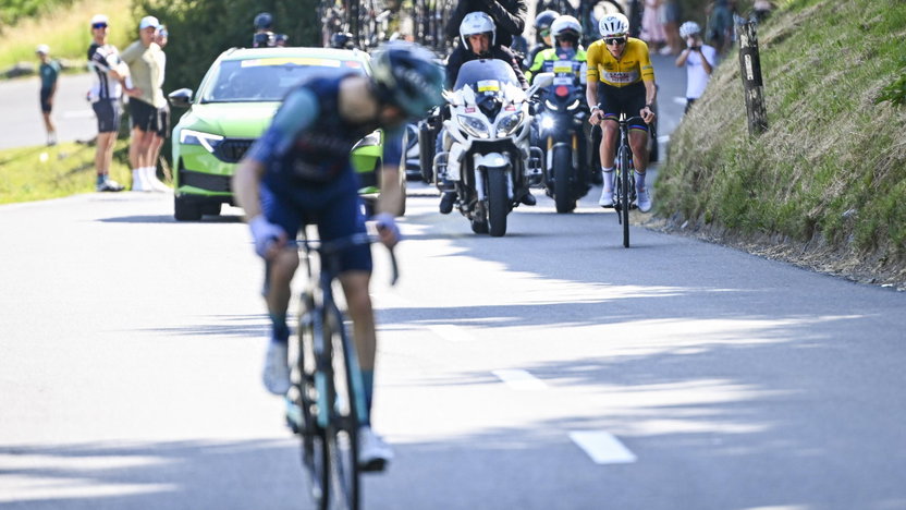 Lenny Martínez observa como Tadej Pogacar le va a dar caza en la ascensión a Villars-sur-Ollon