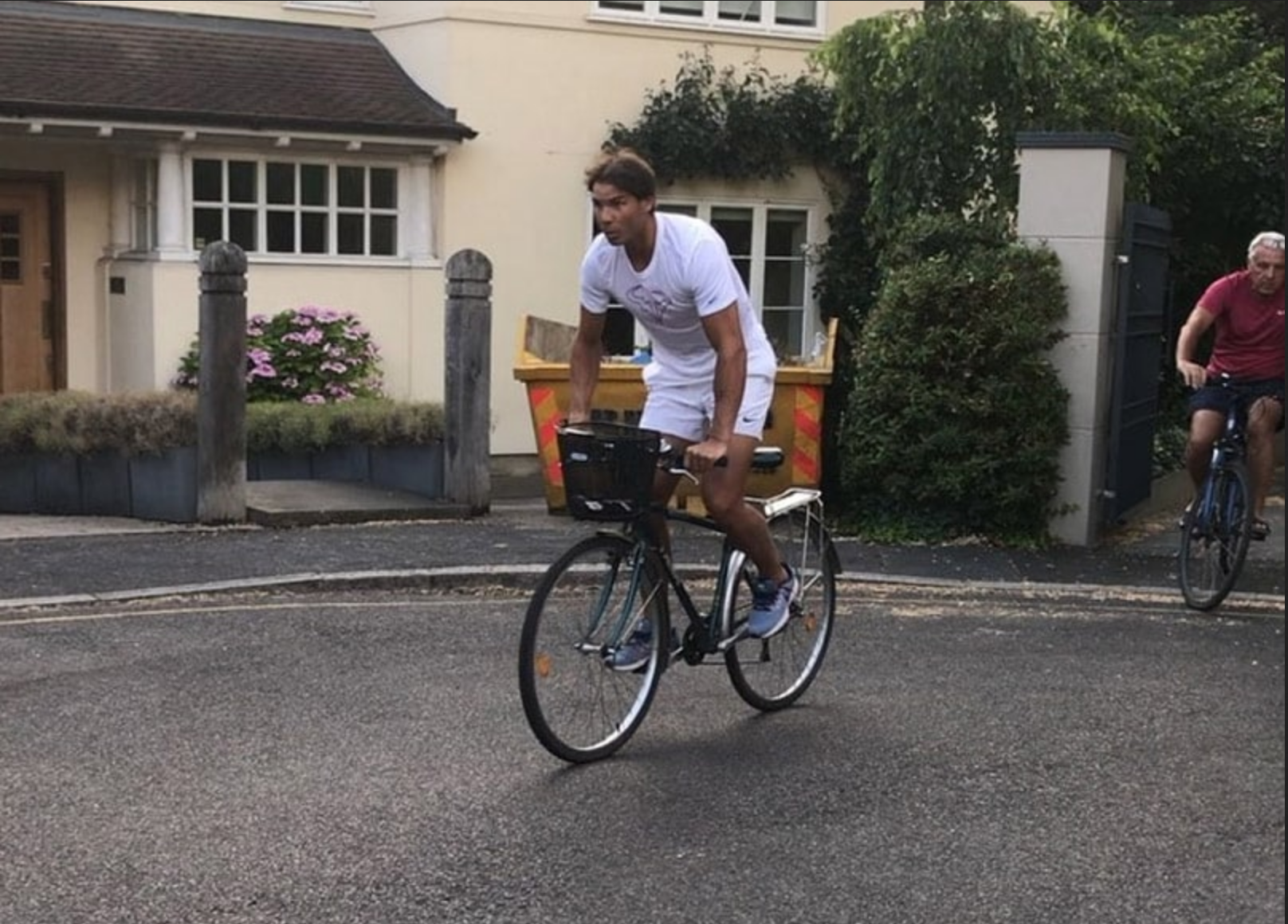 Rafael Nadal montando en bici