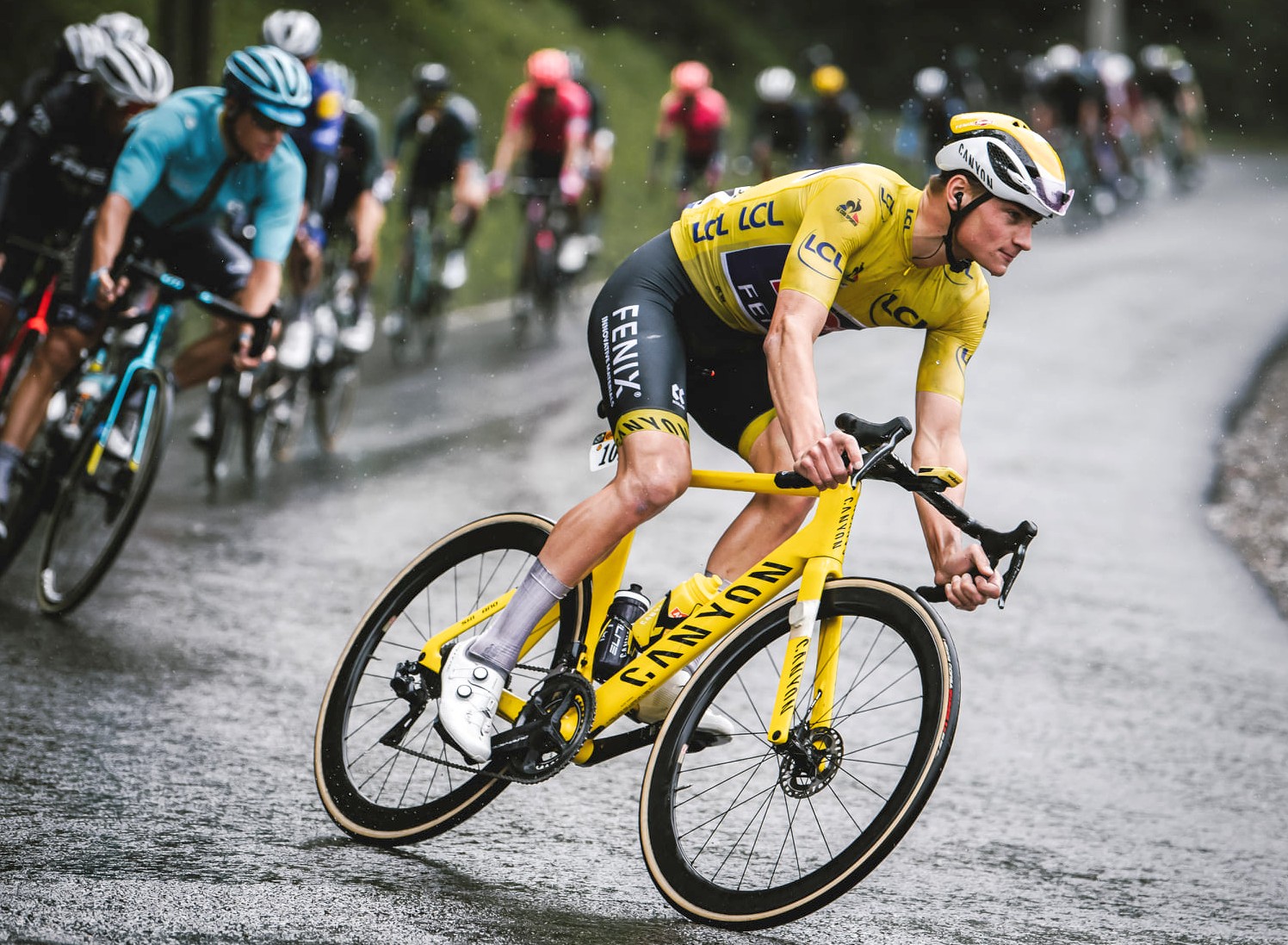 Van der Poel con el maillot amarillo en el Tour de Francia de 2025