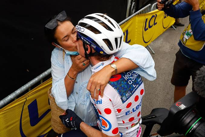 Jonas Vingegaard le da un beso a su mujer