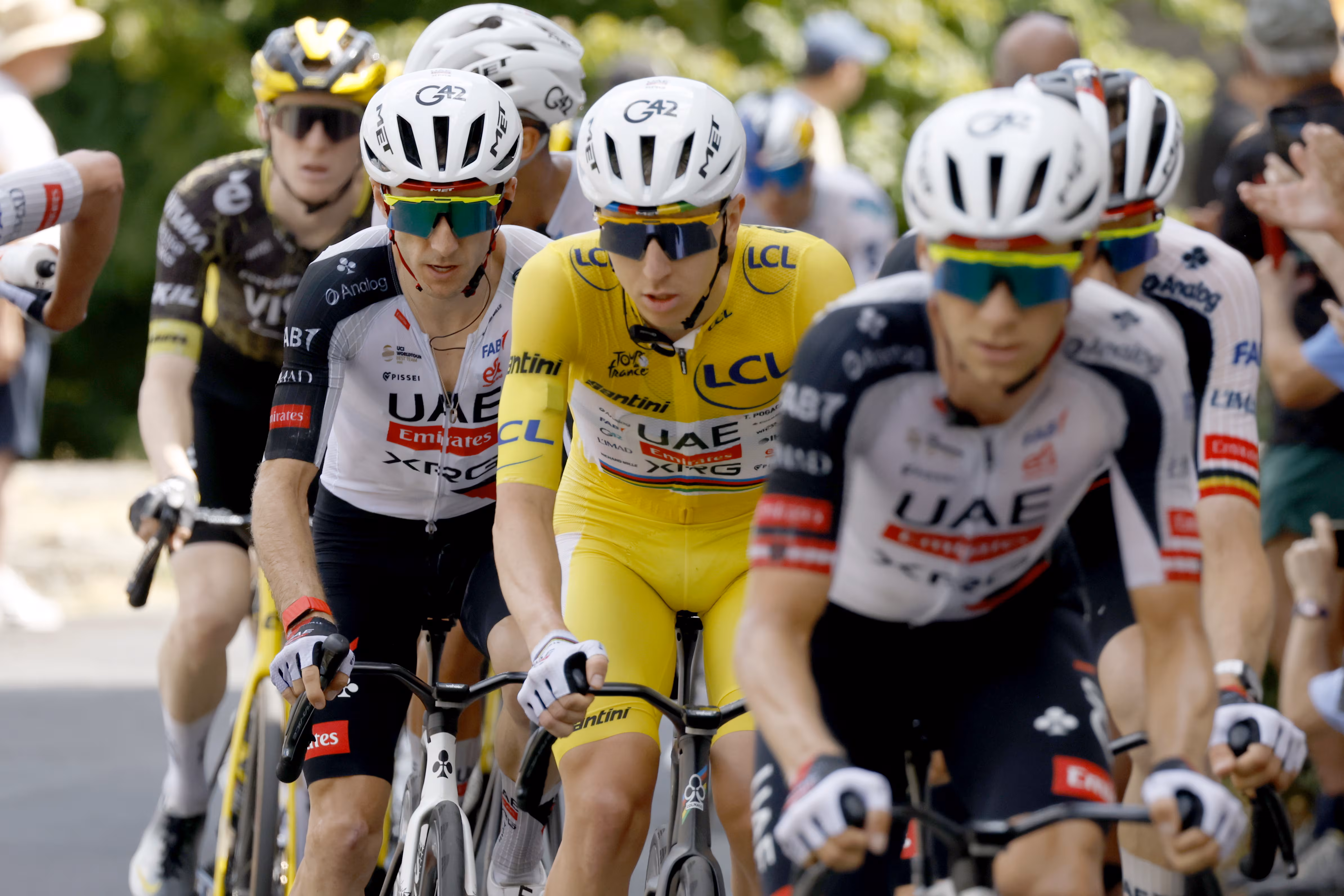 Tadej Pogacar y los ciclistas del UAE tirando del pelotón